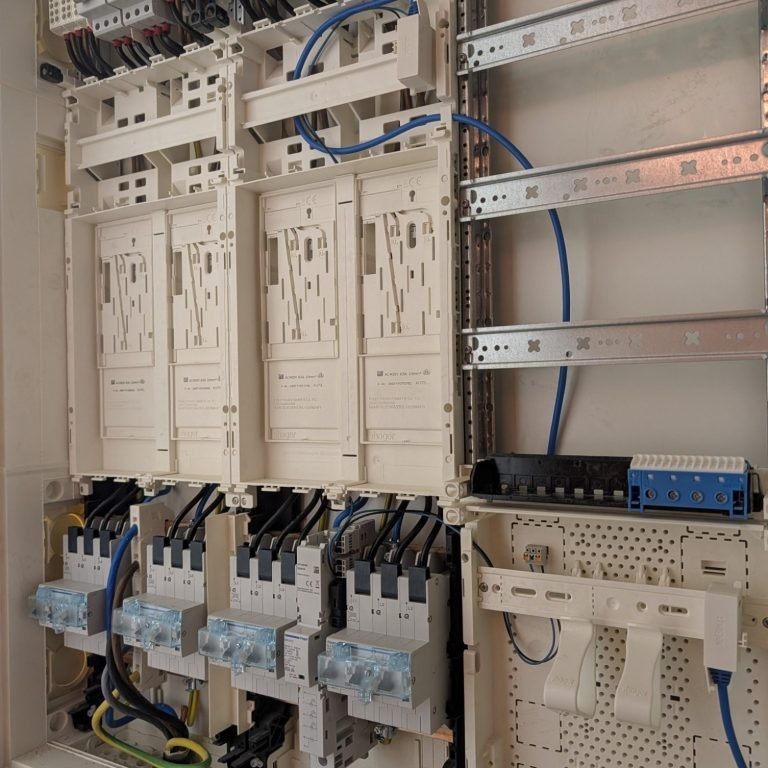 Neuer, fertig verdrahteter Zählerschrank mit sauber gesetzten Sicherungsautomaten